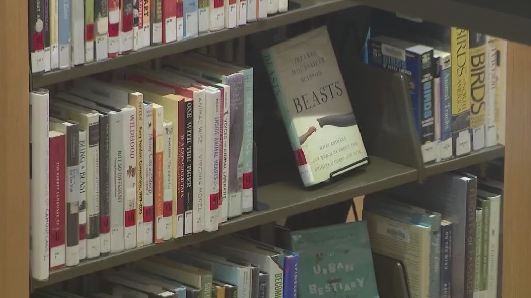 Manatee County group against book removal policy